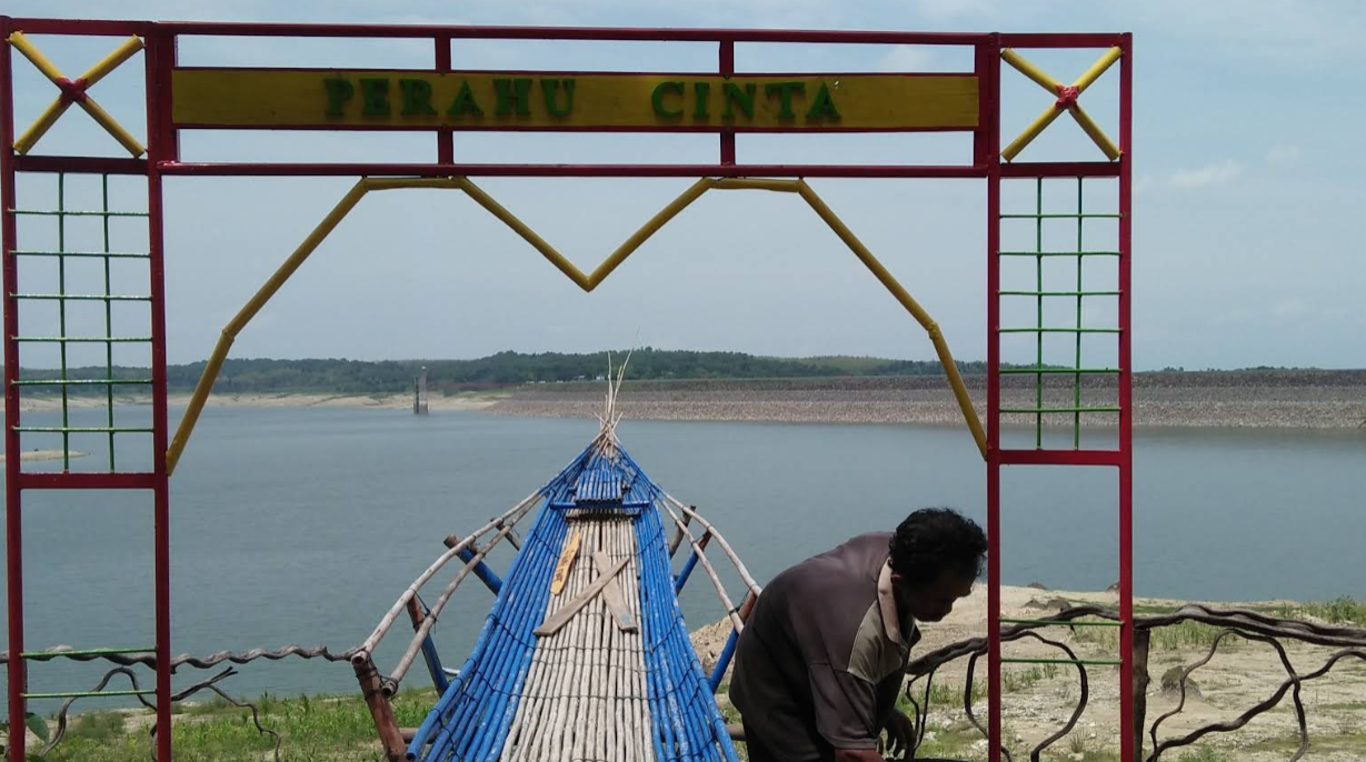 Sampul Perahu Cinta Boyolayar